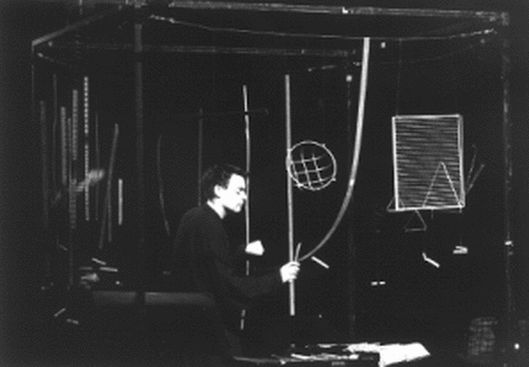 Abb. 1: Klangobjekt, André Wolf bei der Aufführung von THE TONAL in der Multimedial III des ZKM in Karlsruhe Abb. 1: Klangobjekt, André Wolf bei der Aufführung von THE TONAL in der Multimedial III des ZKM in Karlsruhe